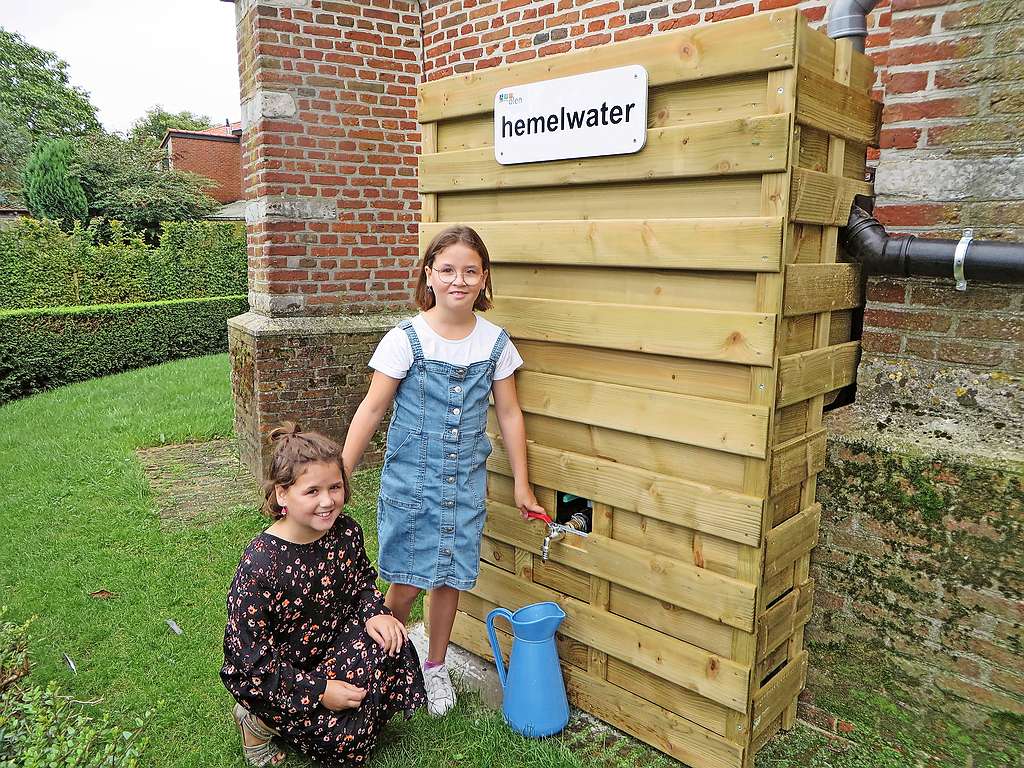 Berdien en Leonore Beirinckx maken gebruik van het Olense hemelwater. © Cis Marinus