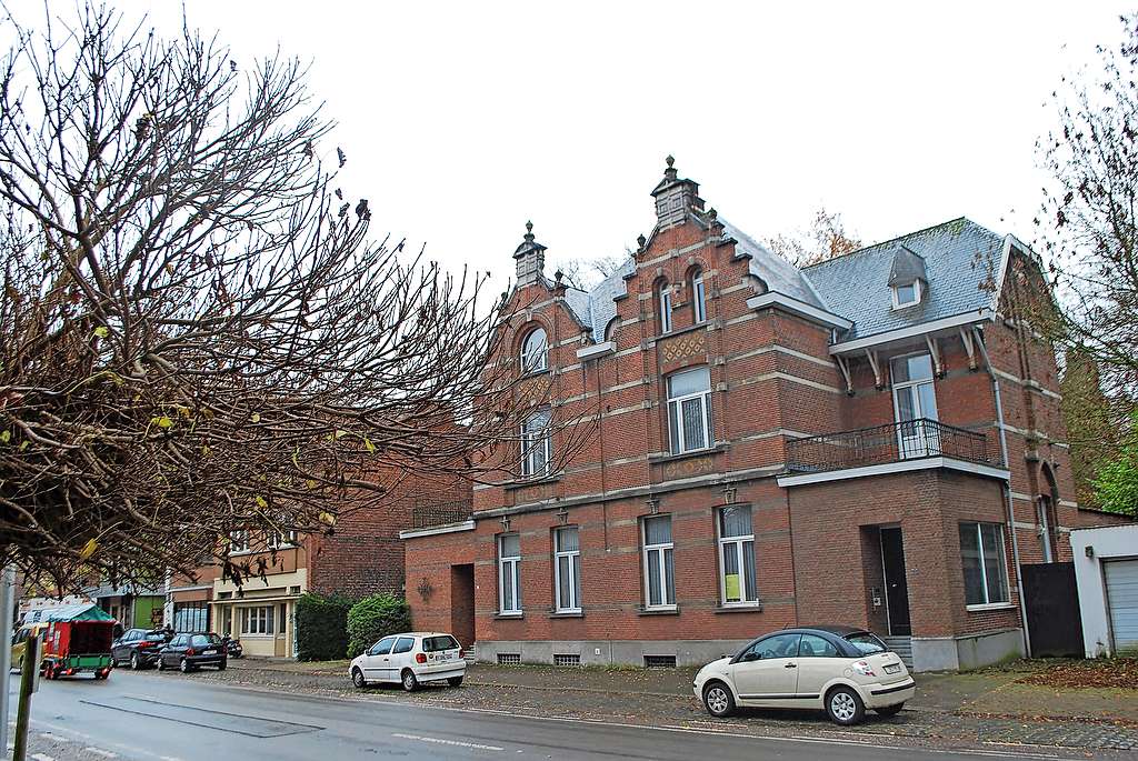 De pastorie ligt recht tegenover de basiliek van Edegem. © Filip Ceulemans