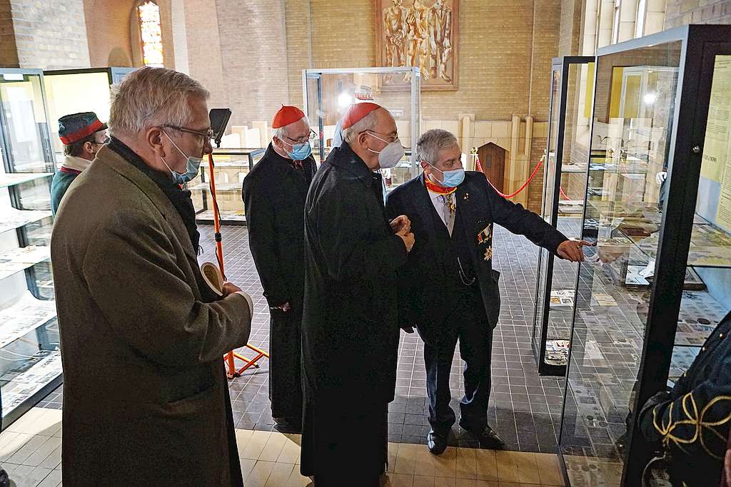 Lieven Gorissen leidt kardinaal Mamberti rond in het nieuwe museum. © Ignace de Corswarem