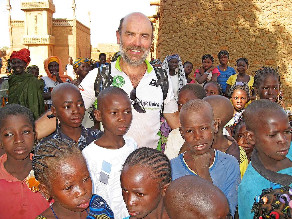 Het contact met de lokale bevolking, hier in Burkina Faso, is een meerwaarde. © Ludo De Ceulaer