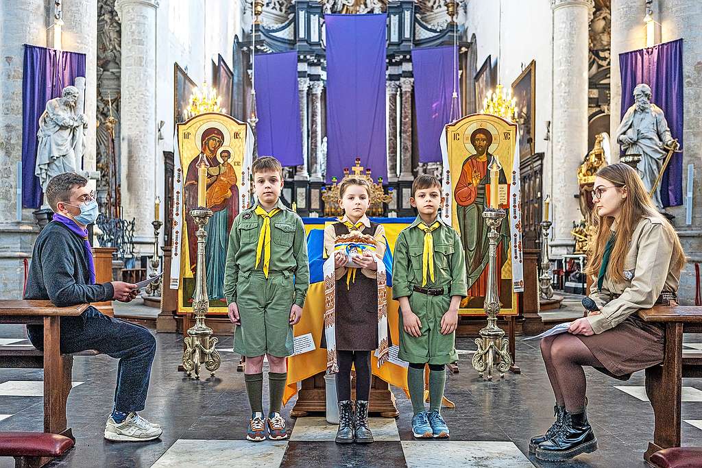 Jonge Oekraïense scouts tijdens de viering in de Sint-Andrieskerk in Antwerpen. © Sebastiaan Franco