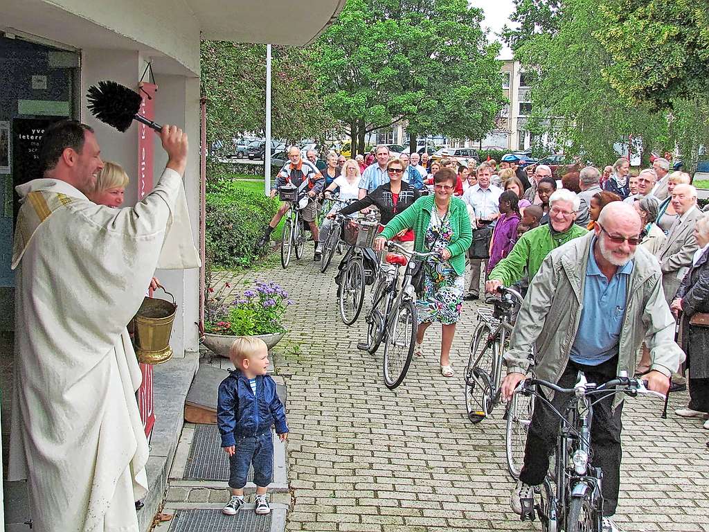 Priester Herman Augustyns enkele jaren geleden tijdens een fietswijding in Sint-Anna-ten-Drieën. © Erik Balbaert