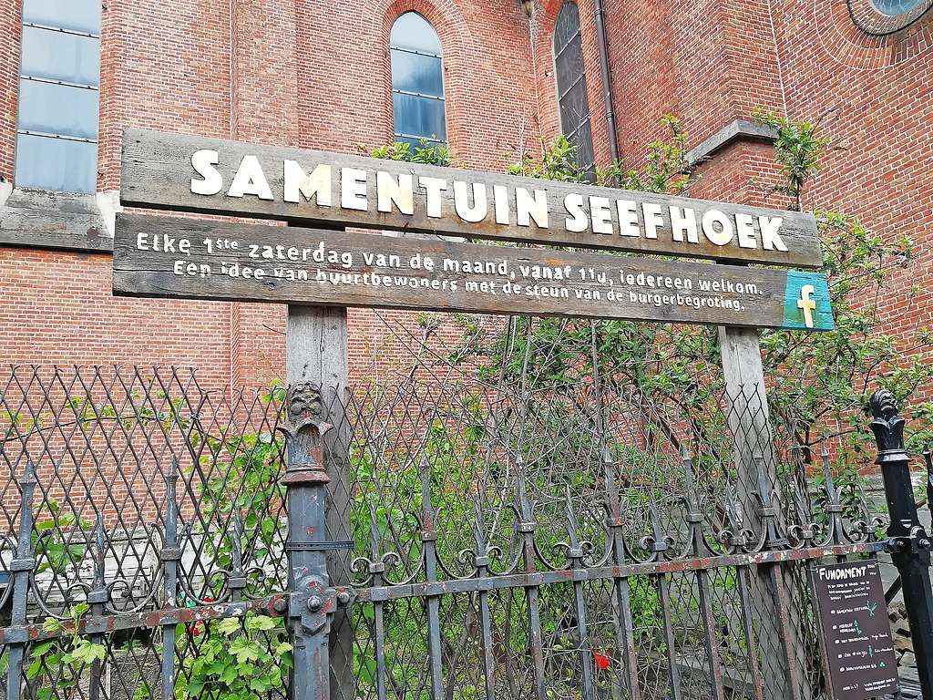 De Samentuin Seefhoek aan de Sint-Amanduskerk is een concreet voorbeeld van ecologisch handelen. © Lea Verstricht