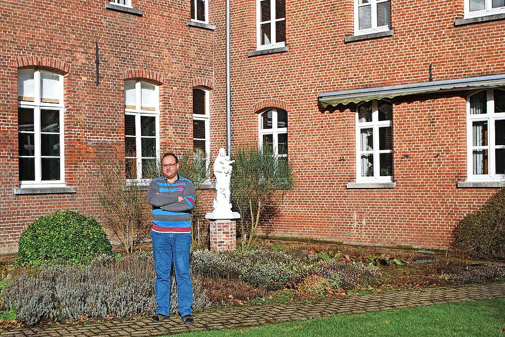 Kenny Brack voor het klooster in Meersel-Dreef waar zich het Franciscaans Belevingscentrum bevindt. © Filip Ceulemans