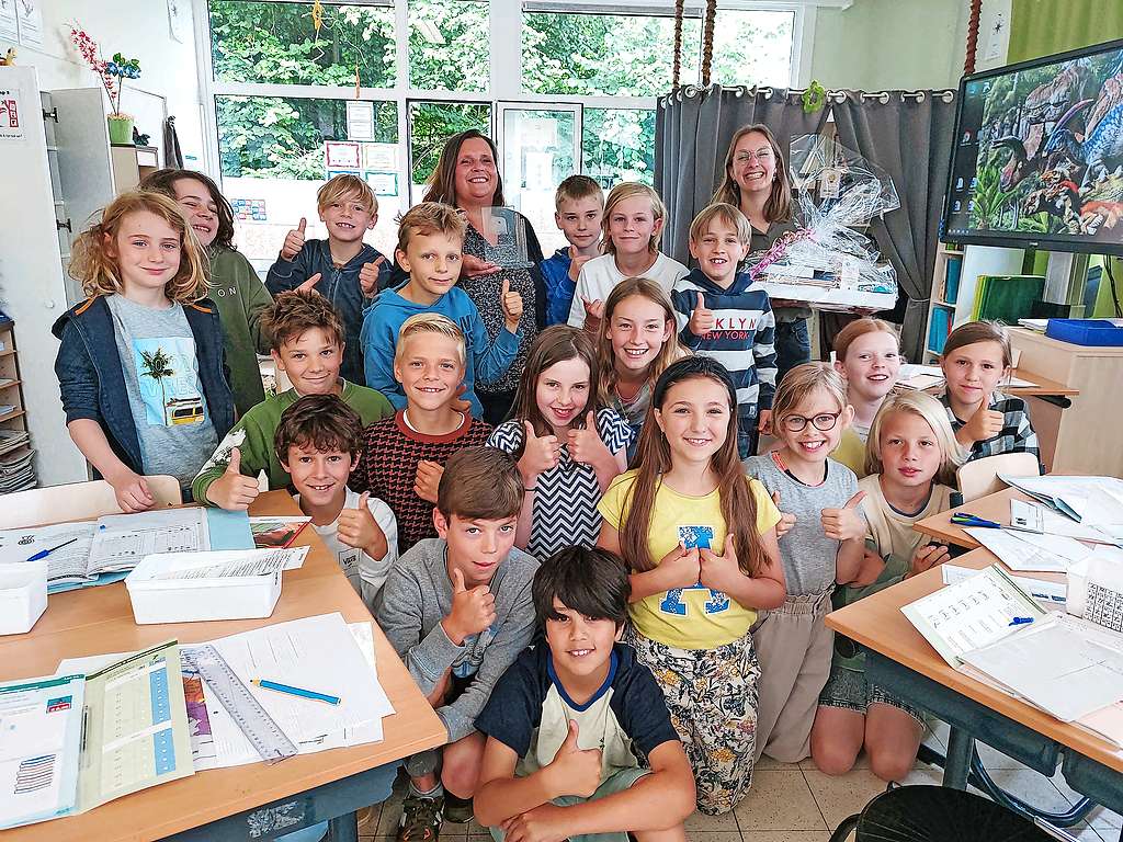 Ann S’Jegers omringd door kinderen die ze als zorgleerkracht bijstaat in De Parel in Lichtaart. © Lydie Verschueren