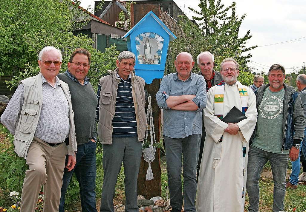 Staf Carens (links) en de Vrienden van Bergom bij de Mariakapel aan de Oude Baan. © Staf Carens