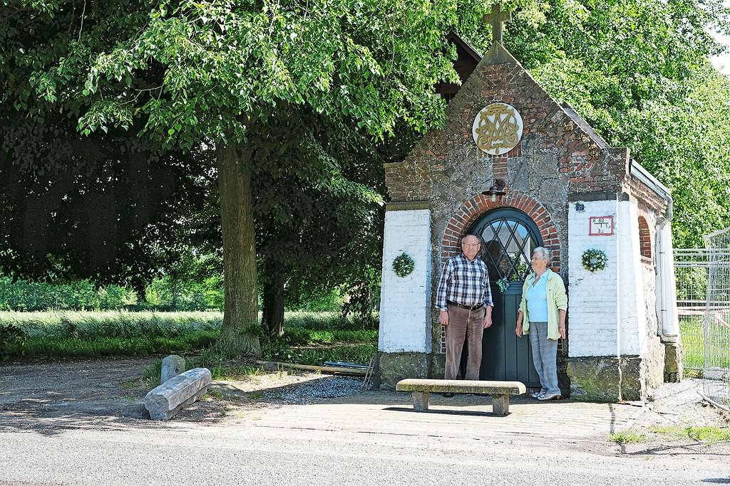 Fons en José Coeckelberghs beheren al meer dan zestig jaar de kapel van Onze-Lieve-Vrouw van Broekzijde. © Jef Van Doninck