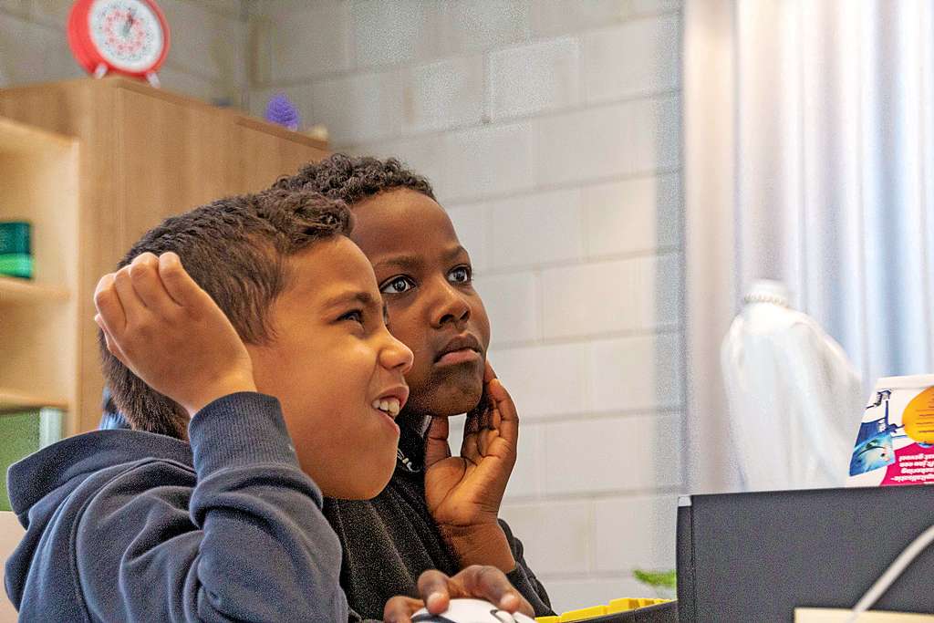 Op woensdag geven veel kinderen present tijdens de huiswerkbegeleiding waarbij ook laptops worden gebruikt. © Eva Hens