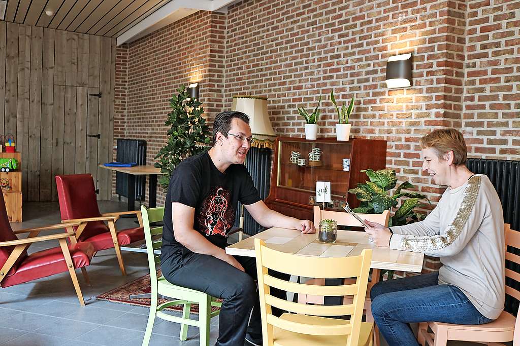 In ’t Hofke kunnen mensen in kansarmoede terecht voor het sociaal restaurant, maar ook voor een goede babbel. © Stad Lier