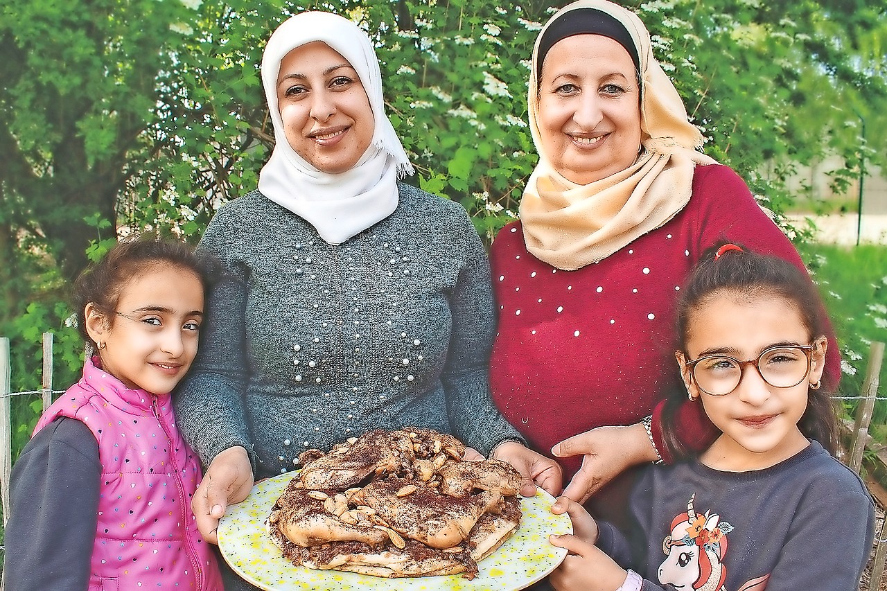 Abeer en Rawia, twee Palestijnse vrouwen, zijn verlekkerd op het kipgerecht musakhan. © Griet Van Wesemael