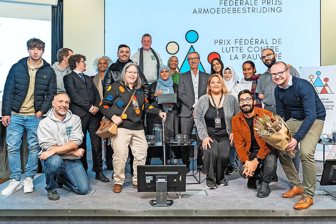 Mattia De Pauw (uiterst rechts) neemt met het Saamo-team de federale Prijs Armoedebestrijding in ontvangst. © Saamo