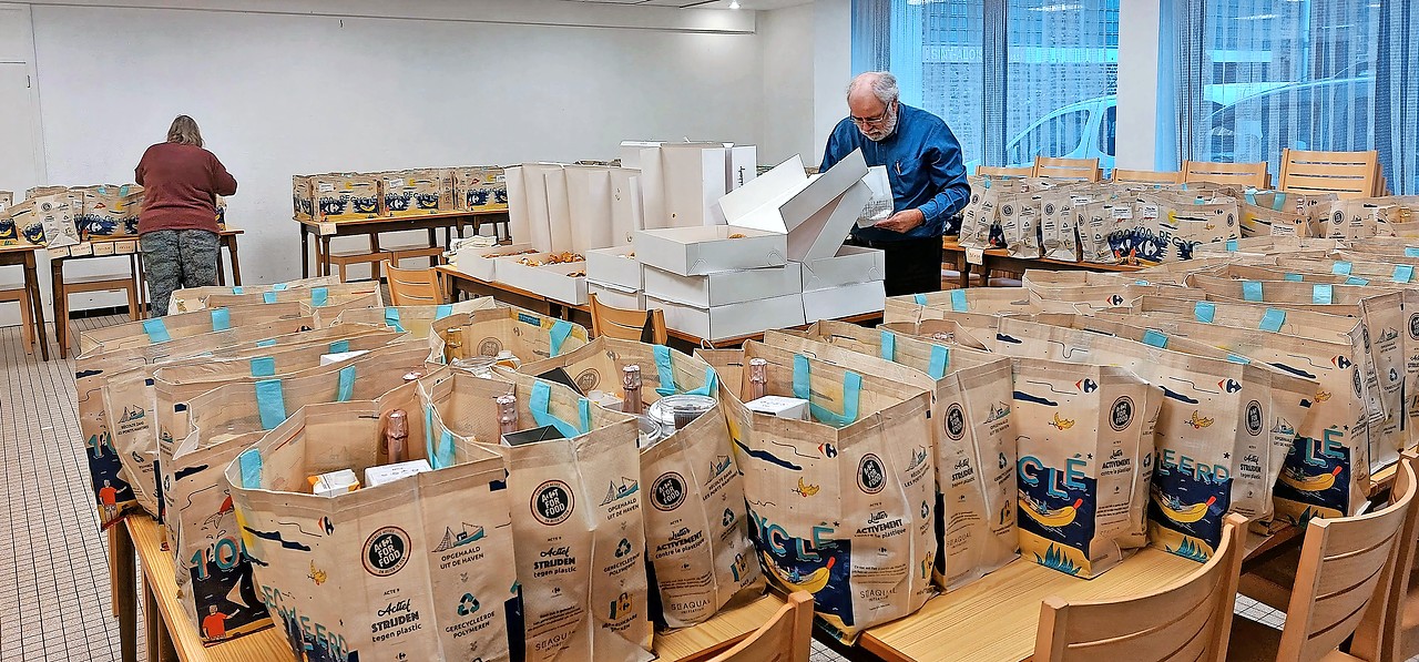 Vrijwilligers van diverse christelijke gemeenschappen zetten de pakketten klaar. © Dirk Van de Poel