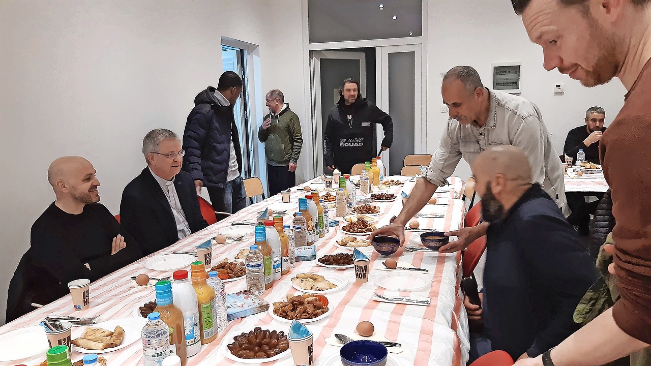 Bisschop Johan Bonny vorig jaar bij een iftar. © Bisdom Antwerpen