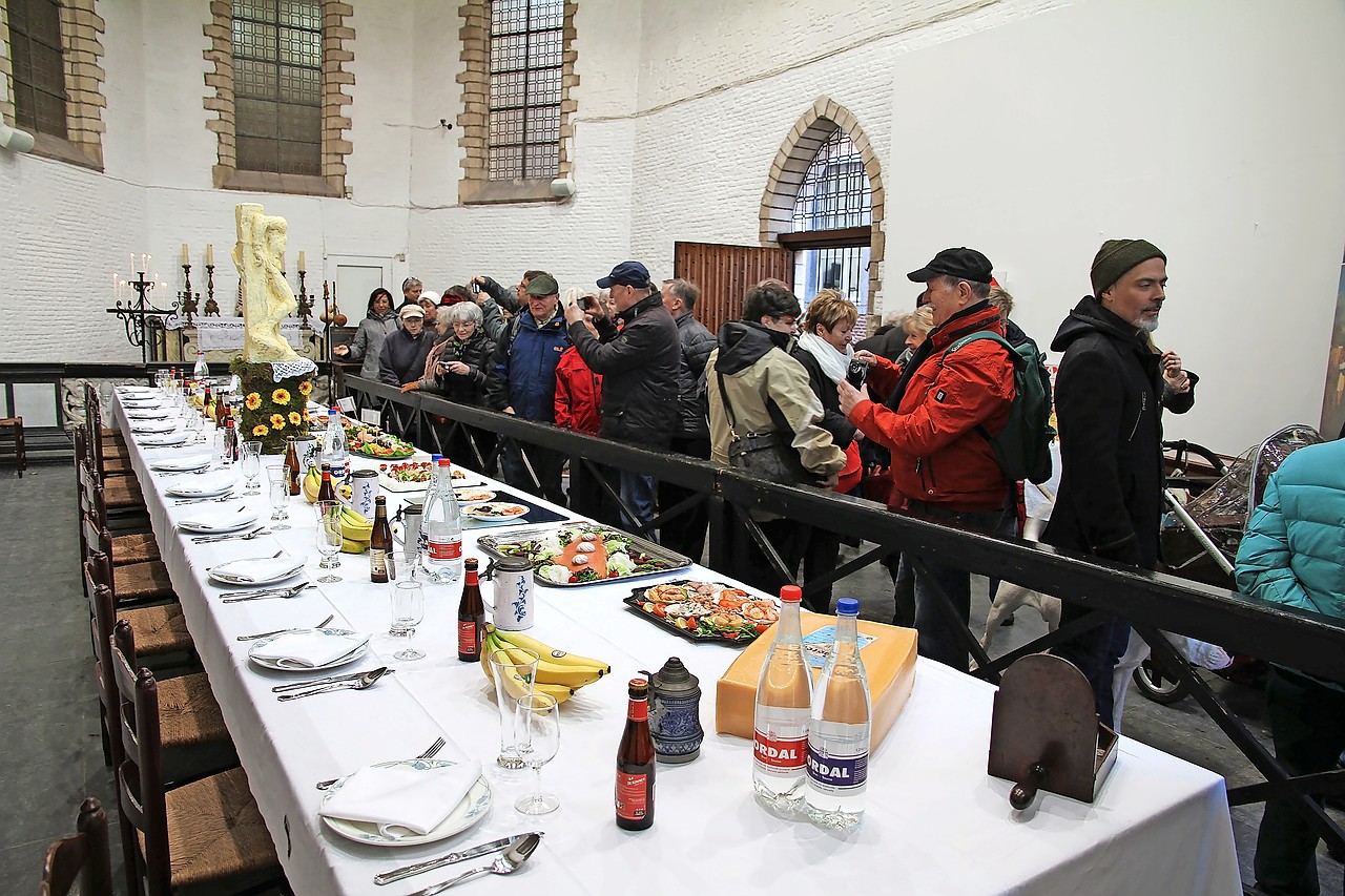 Het boterbeeld centraal op de Pelgrimstafel lokt steeds veel kijklustigen. © Christophe Coen