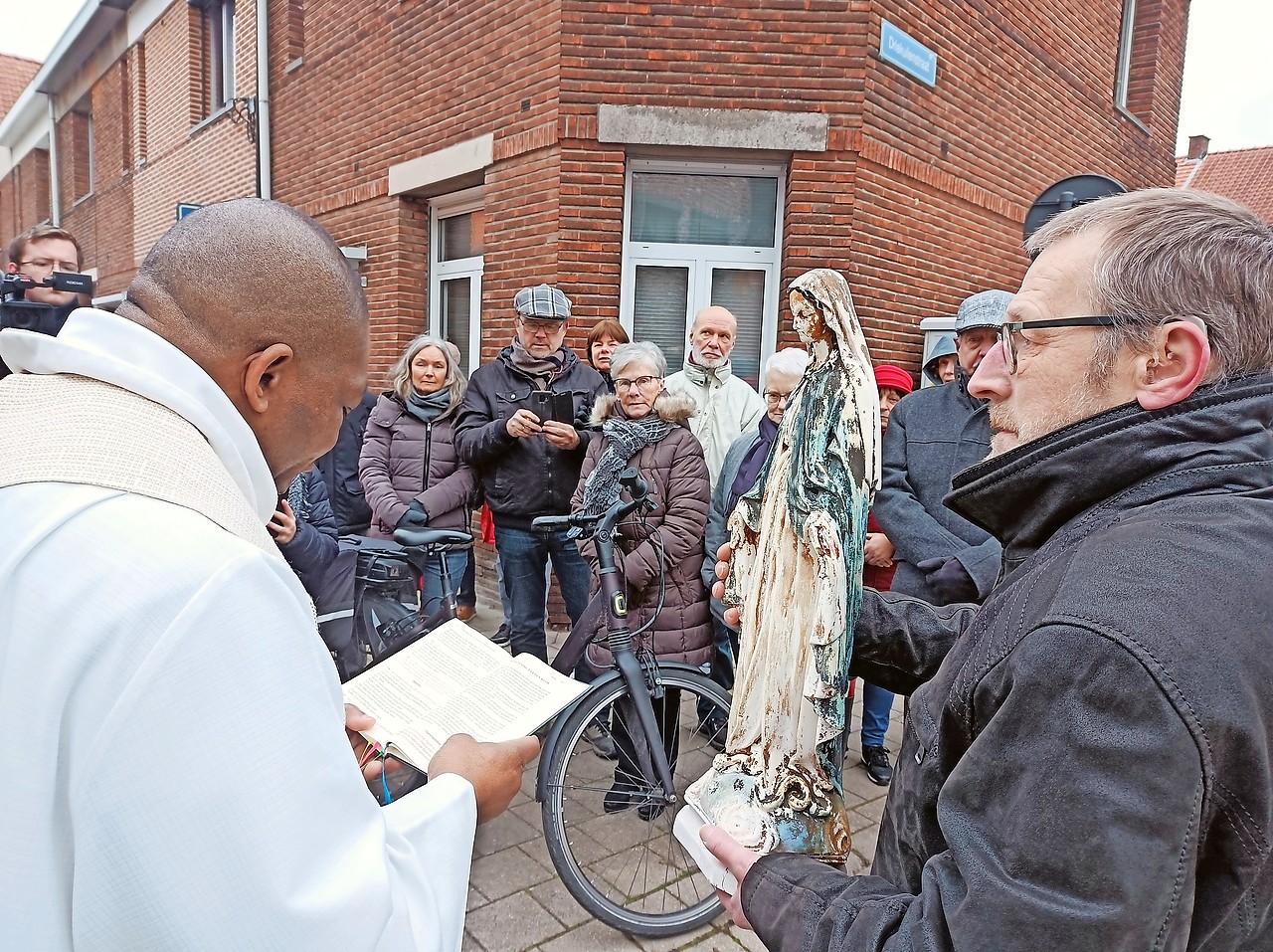 In december 2022 werd het gerestaureerde Mariabeeld van de Wouwerstraat opnieuw gewijd. © Francis Deckx