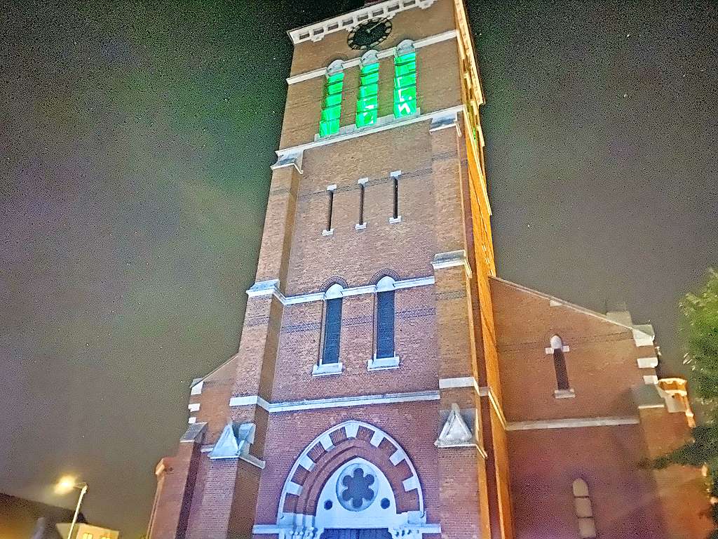 De twee grote klokken van de Sint-Niklaaskerk in Putte die werden gered, baden in een groen licht, de kleur van de hoop. © Filip Ceulemans