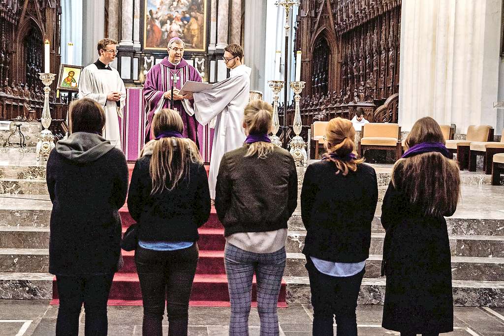 De weg van het catechumenaat start met de ritus van de uitverkiezing in de Onze-Lieve-Vrouwekathedraal in Antwerpen. © Monica Kardys