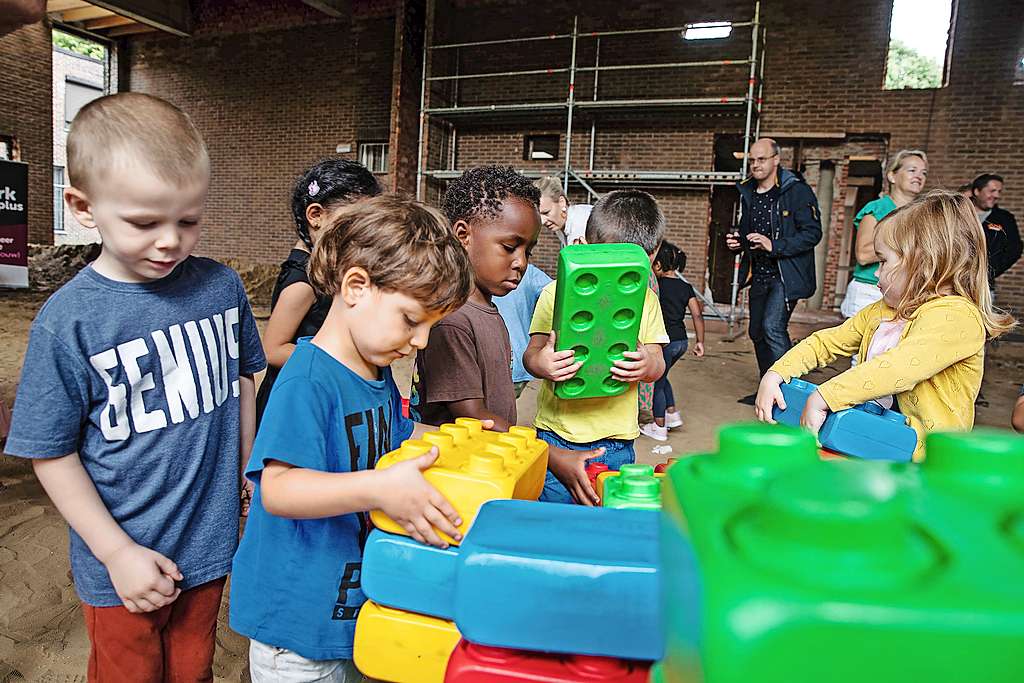 Enkele kleuters leggen symbolisch de eerste stenen van de klassen die een onderdak krijgen in de Blijde Boodschapkerk. © Stad Turnhout