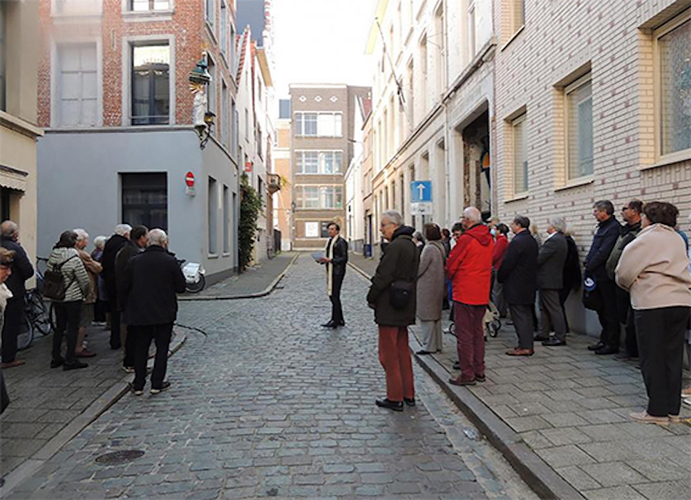 De vrijwilligers zorgen ervoor dat de Mariabeelden in het Antwerpse straatbeeld worden onderhouden of hersteld. © Voor Kruis en Beeld