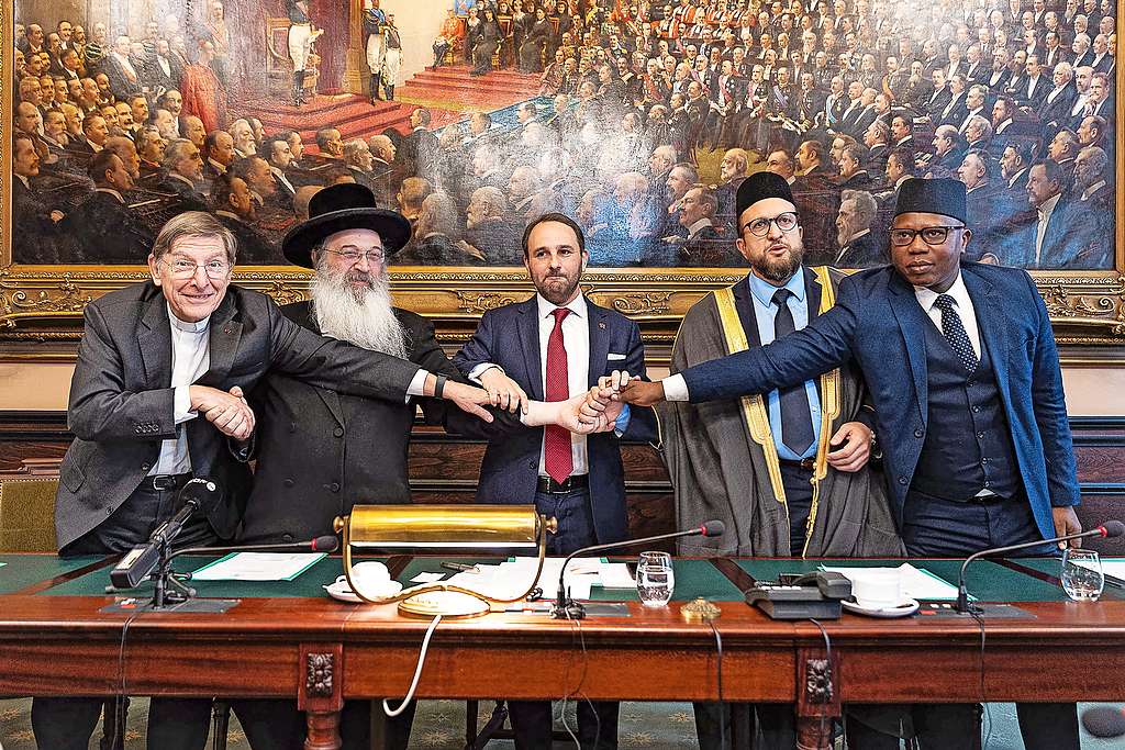 Pastoor Rik Hoet met opperrabbijn Padwa en andere religieuze leiders in het federale parlement. © Belga