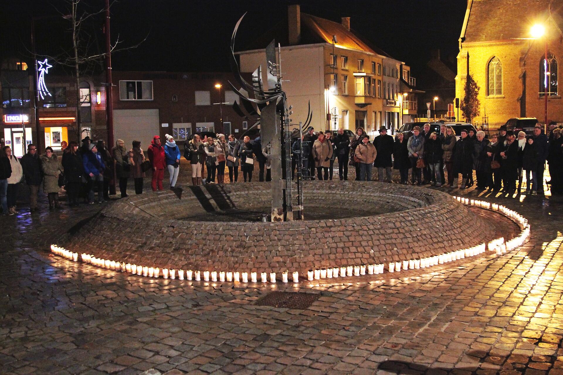 Alle brandende kaarsen worden op de fontein geplaatst. © Facebookgroep Meulebeke Vroeger en Nu