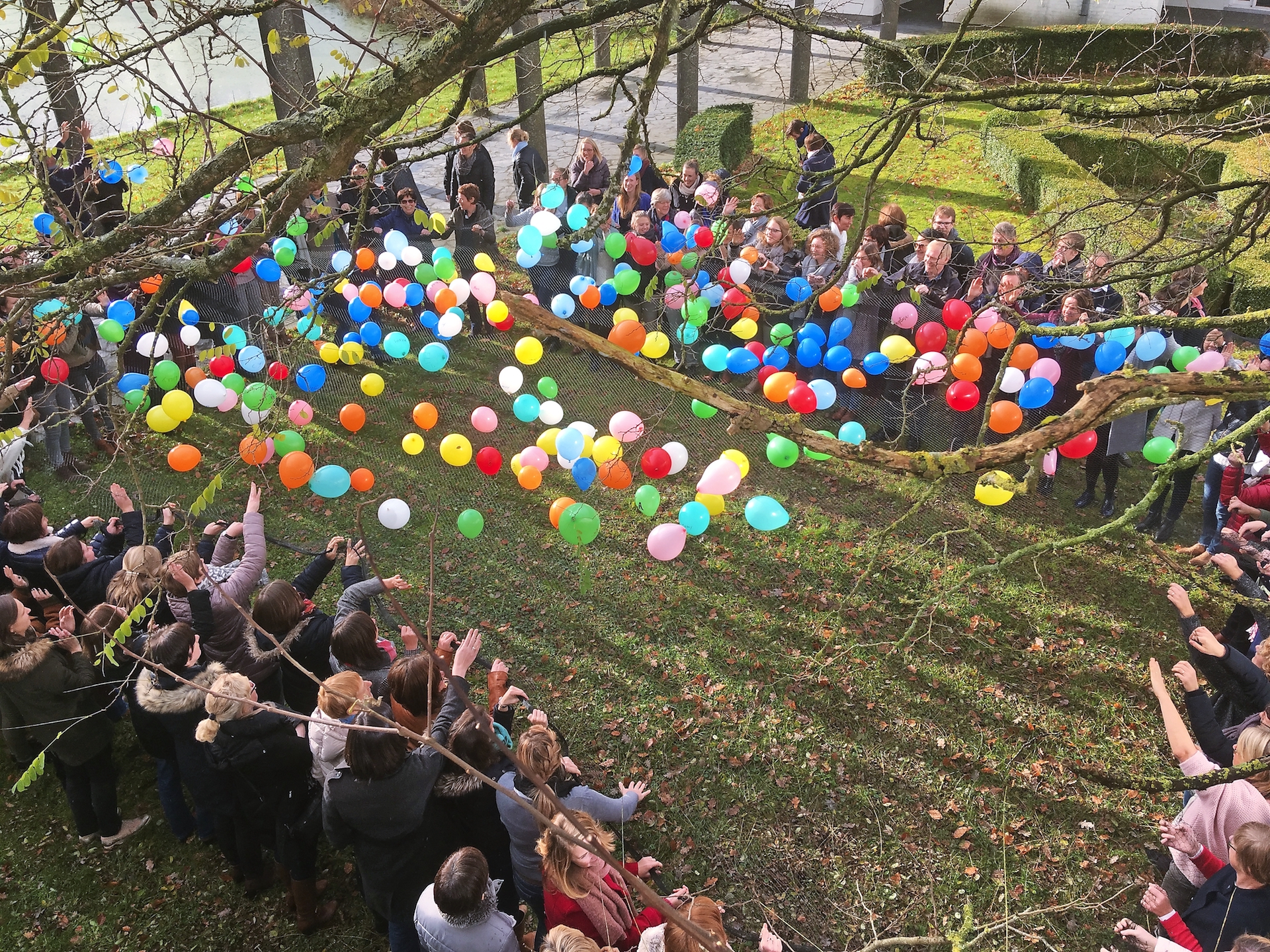 Elke ballon verwijst naar een minderjarige in een kwetsbare thuissituatie. © Liesbet Vancraeynest