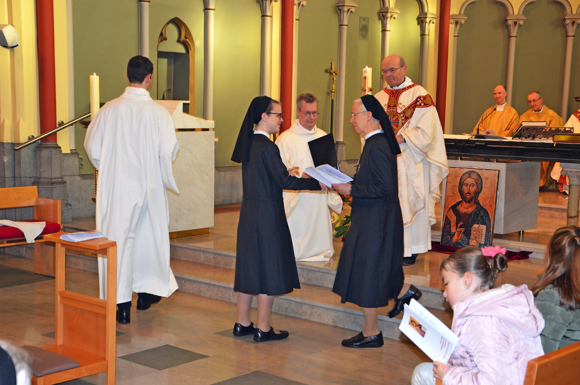 Moeder Godelieve feliciteert zuster Theresia na het afleggen van de geloften. © Dirk Storme