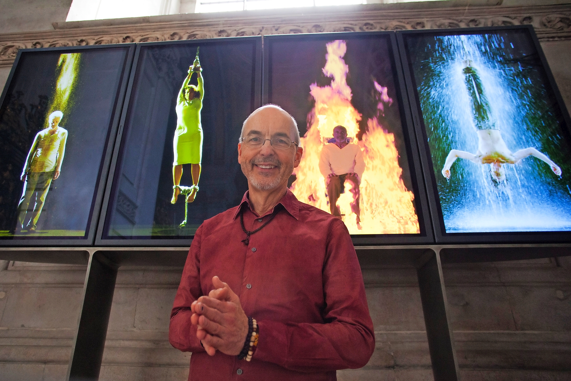 Bill Viola laat in zijn werk de vier natuurelementen wild te keer gaan. © Belga Image