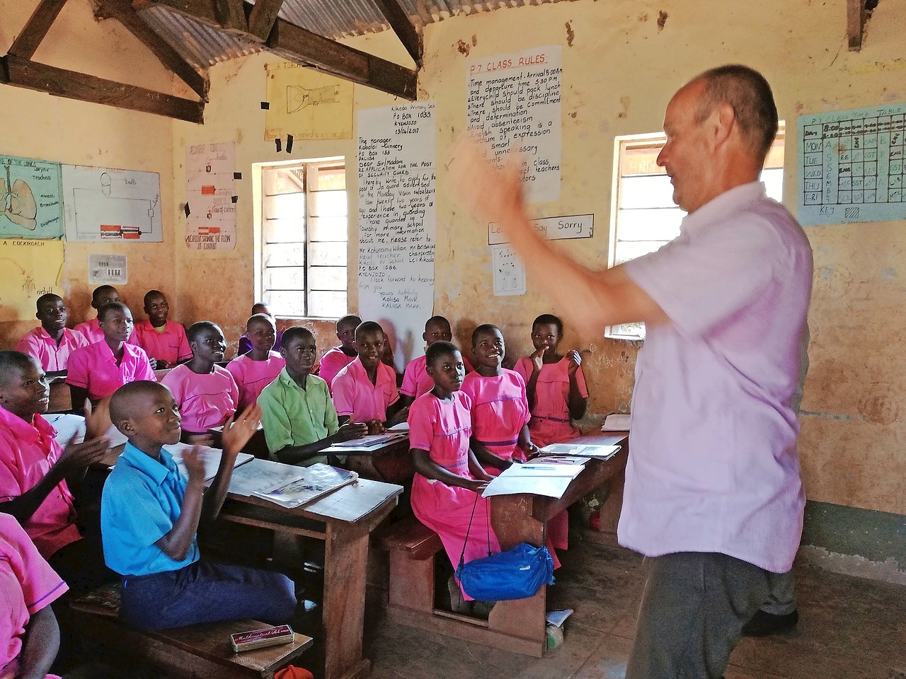 Als gewezen leerkracht vond José Tack het fijn in Uganda voor de klas te staan. © Gerda Coucke