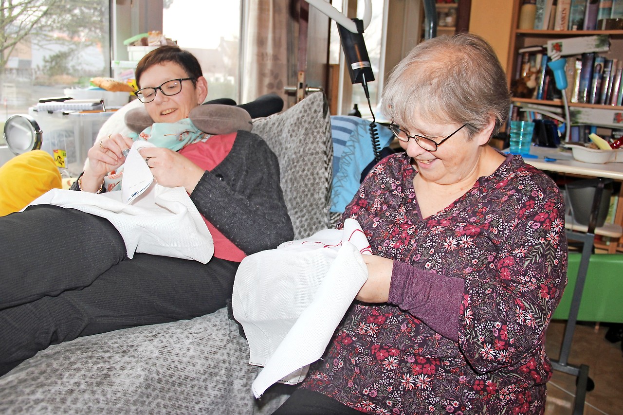 Ria Vanbiervliet gaat wekelijks langs bij Inge Baert (links) om te handwerken. © Liselotte Anckaert