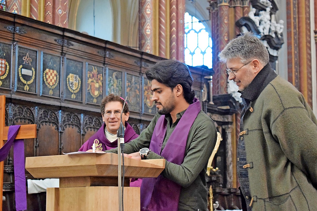 Wisam Altaan ondertekent in aanwezigheid van de bisschop het doopregister. © Inge Cordemans