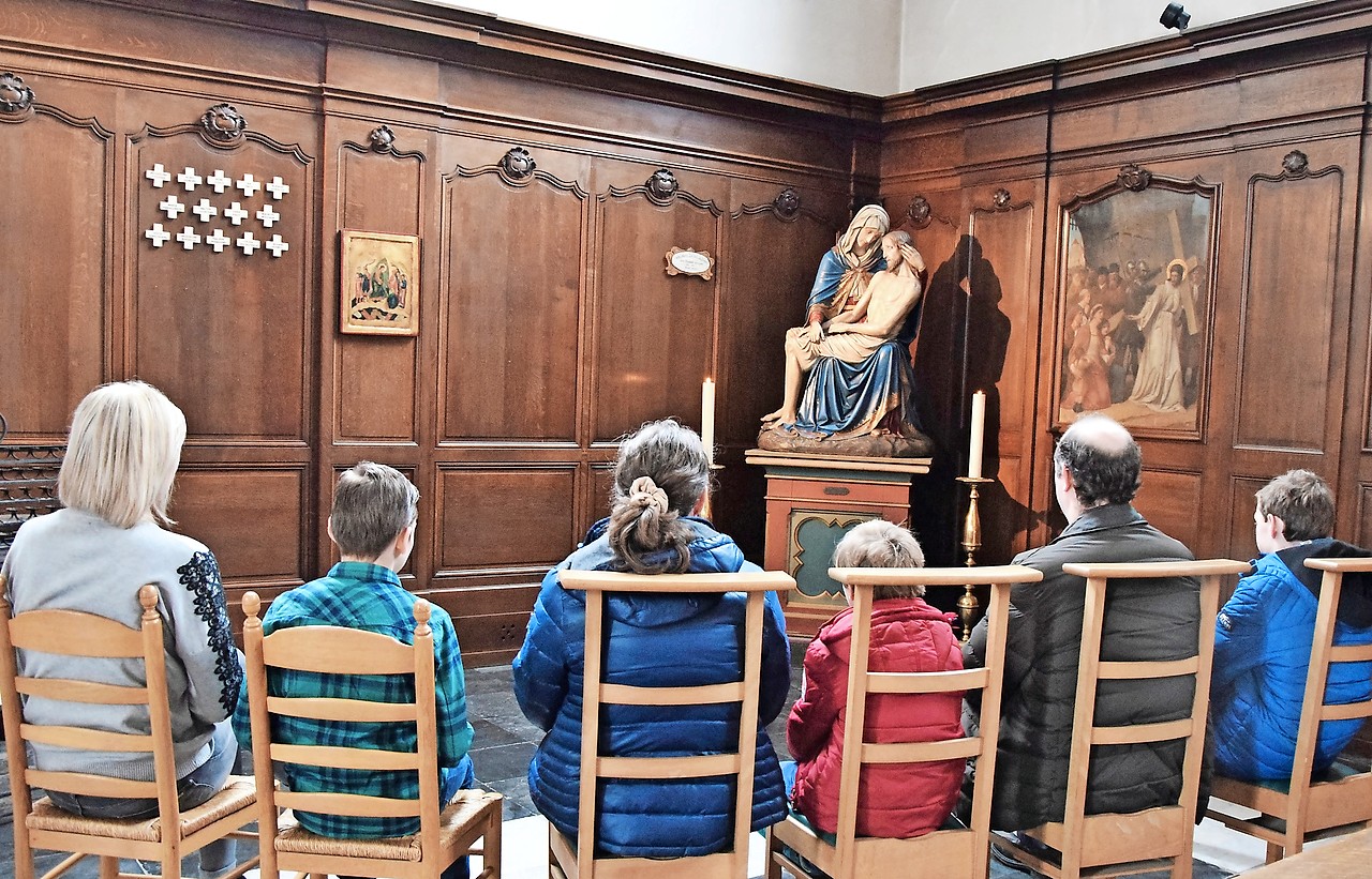 De wake vindt plaats achteraan in de kerk bij de icoon Nederdaling ter helle. © Erna Nevejant