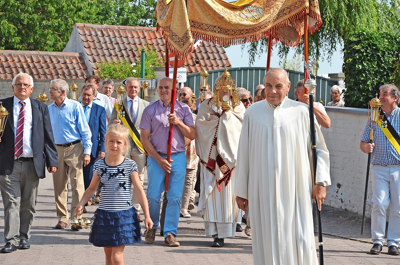 Tijdens de processie wordt een hostie door de straten gedragen. © Baudewyn Meersseman