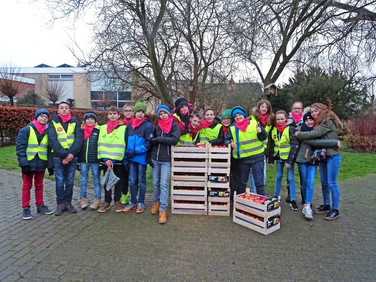 In Hooglede-Gits verkopen de vormelingen jaarlijks appels voor de missies. © Linda Maertens