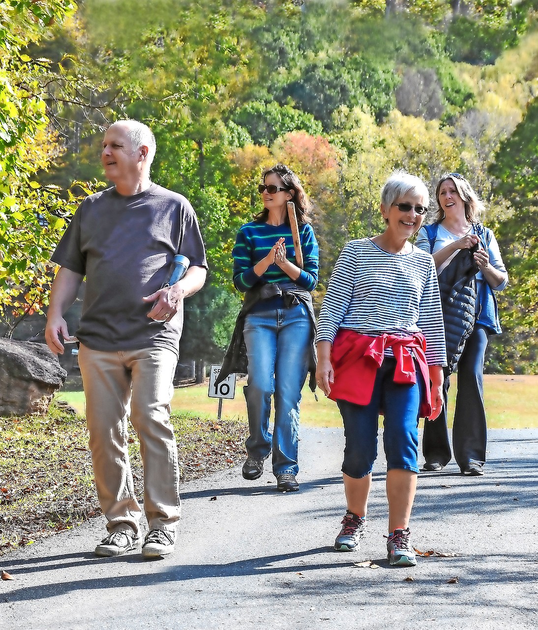 Al wandelend kunnen hulpbehoevende personen en hun mantelzorgers samen genieten. © Samana