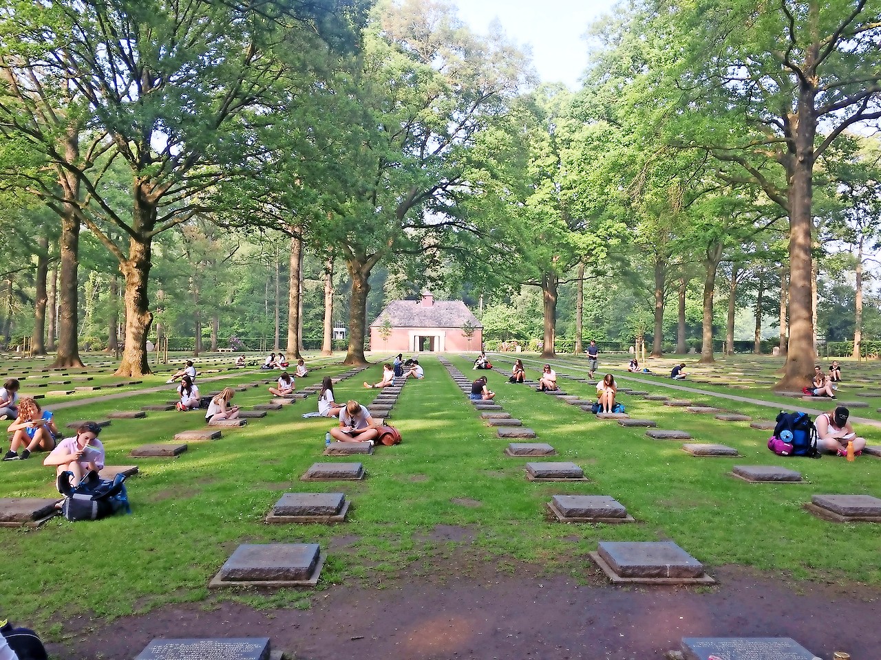 Op de begraafplaats in Vladslo beantwoorden de leerlingen in stilte enkele vragen over zichzelf. © Eva Vromman