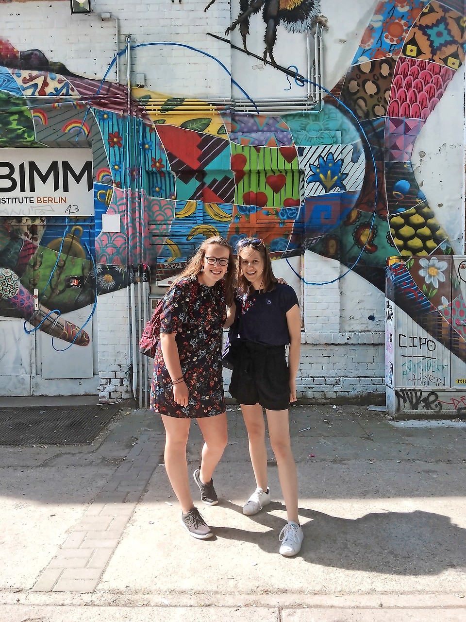 Lotte Verschaeve (rechts) met een van haar beste vriendinnen in Berlijn. © Ines Hinderyckx