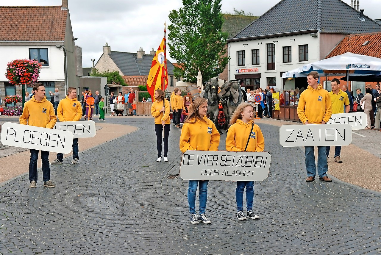 Jongeren van de KLJ in Leffinge beelden de vruchten van de aarde uit. © Els Peeters