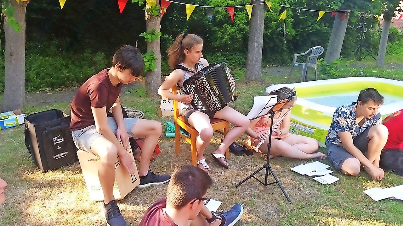 Tijdens het Taizégebed in juni speelde Hannes De Bolle (links) op de cajon. © Sint-Michielsbeweging