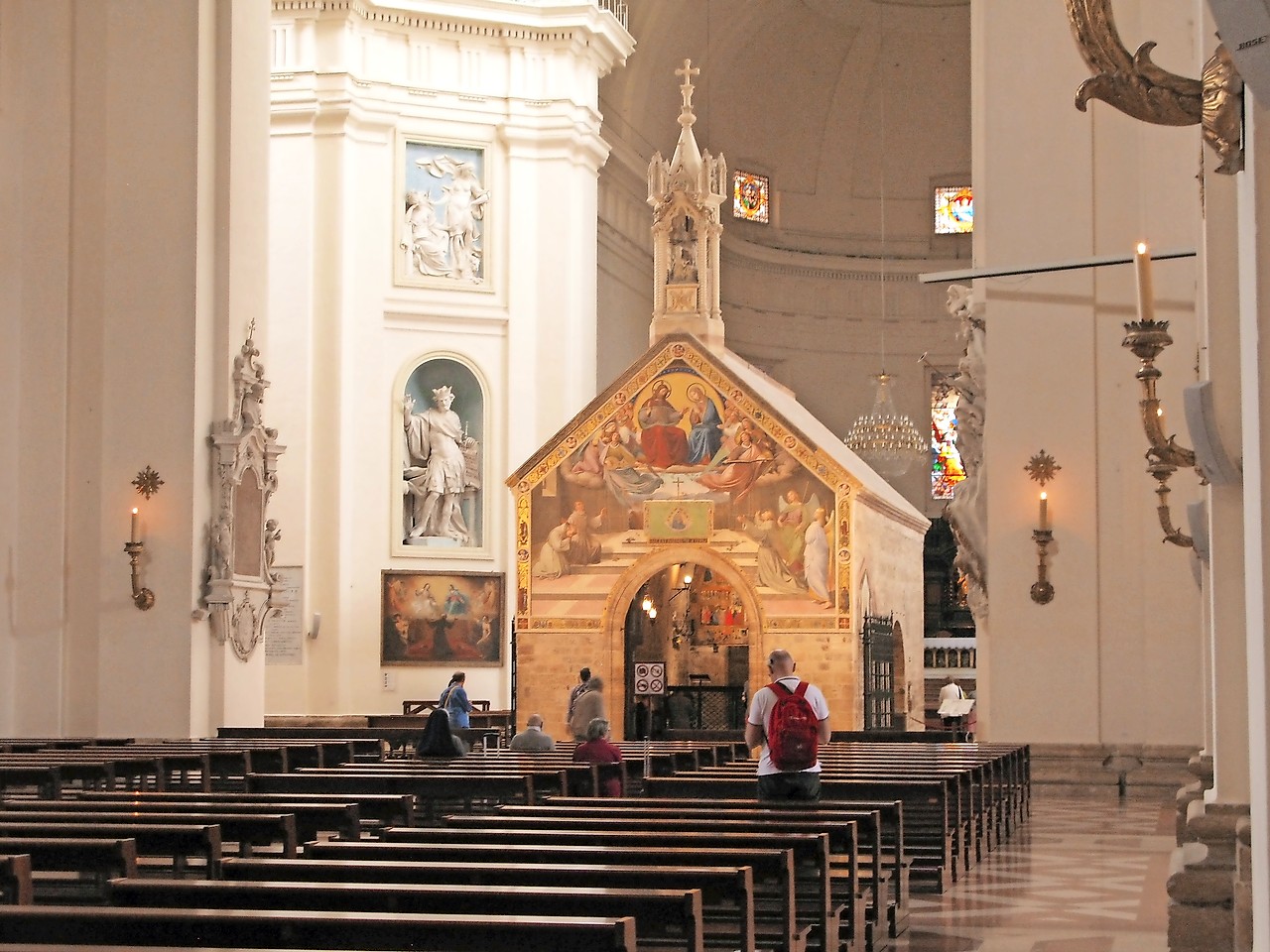 De basiliek Santa Maria degli Angeli met de kapel Porziuncola die Franciscus van de benedictijnen ontving. © Koen De Witte