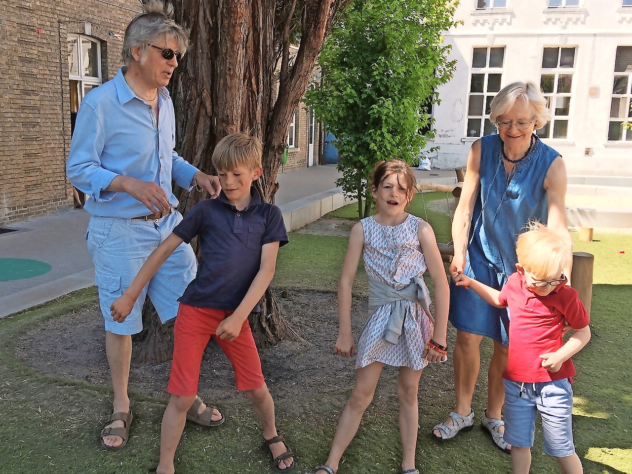 Paul de Baere en Thérèse T’Sjoen halen hun kleinkinderen op aan school. © Paul de Baere