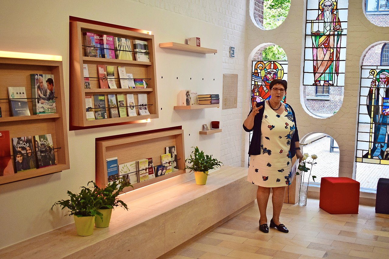 An Quaghebeur bij de nieuwe infotheek in centrum d’Abdij voor het katholieke onderwijs in Brugge. © Jan Demuynck