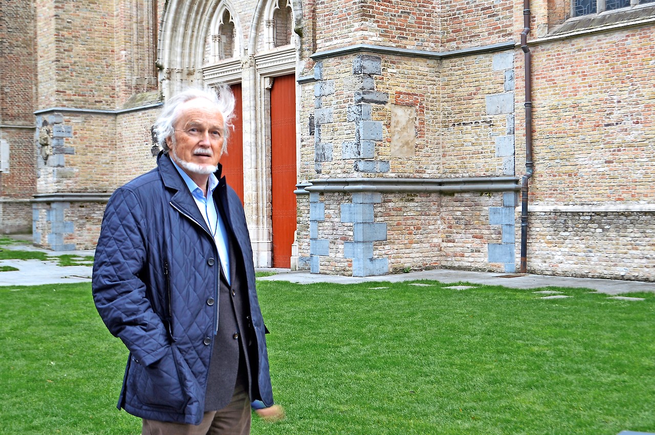 Luc Vermeersch aan de noorderpoort van de Sint-Salvatorskathedraal. © Bertrand Goethals