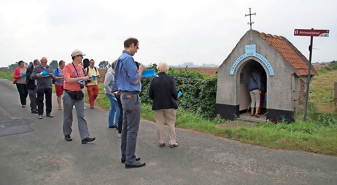 Mathias Parret (vooraan): „In Hollebeke leidden foto’s ons naar kapellen.” © Bruno Titeca