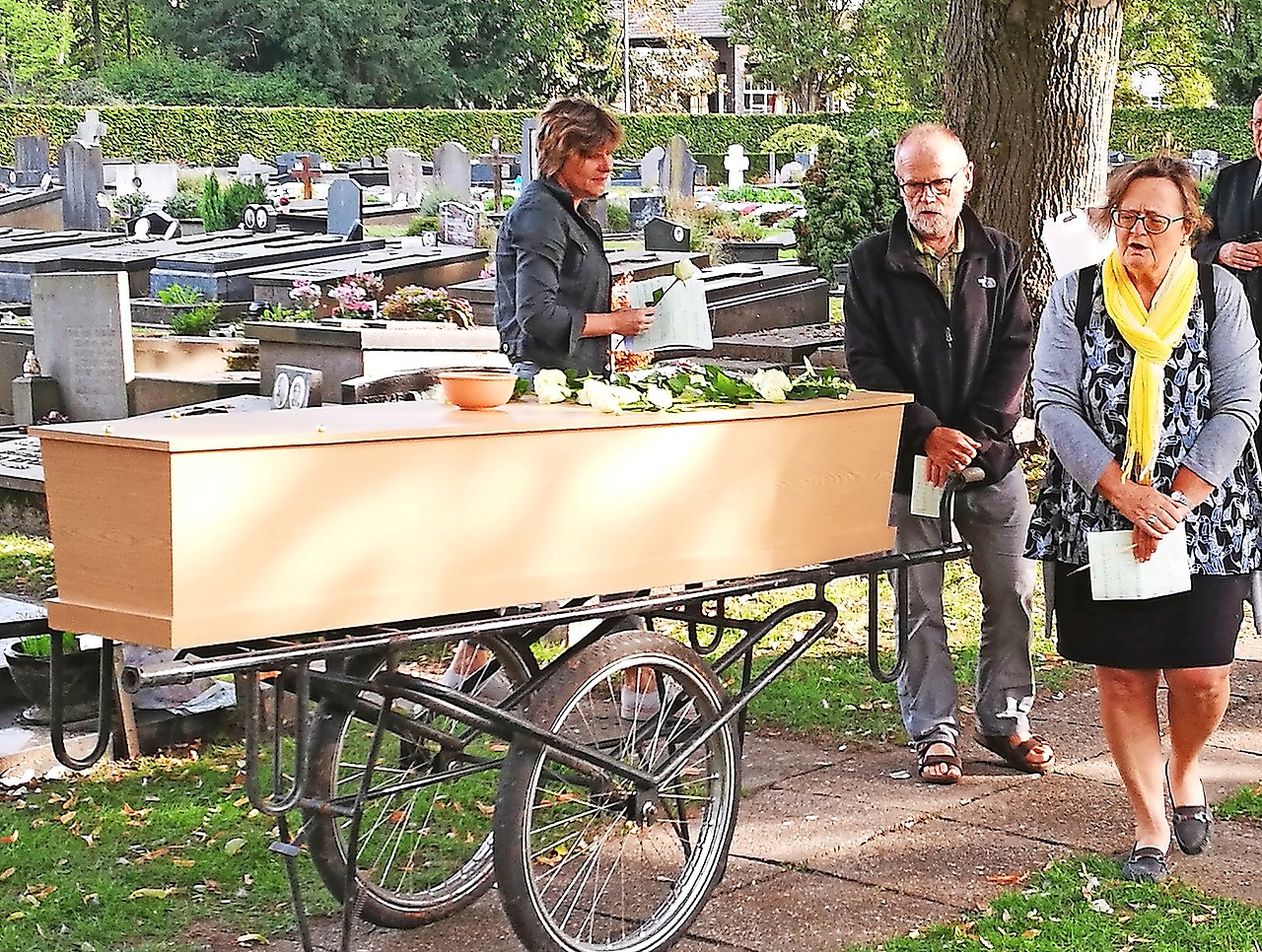 Soms vergezelt Bernard Vanwildemeersch de aalmoezeniers bij een uitvaart. © Jeroen Van Hijfte