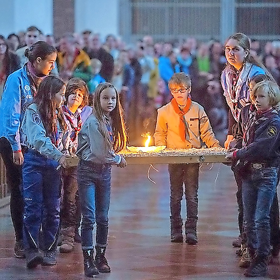 Het Vredeslicht verbindt mensen met elkaar. © vzw YOT