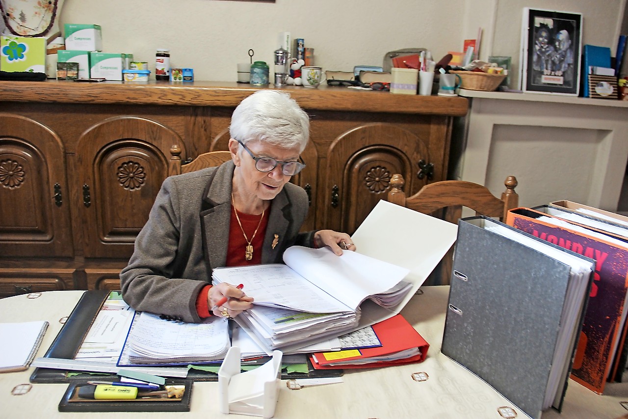 Op vrijdag staat Maria Seurinck in voor de permanentie. Van iedere cliënt wordt een dossier bijgehouden. © Liselotte Anckaert