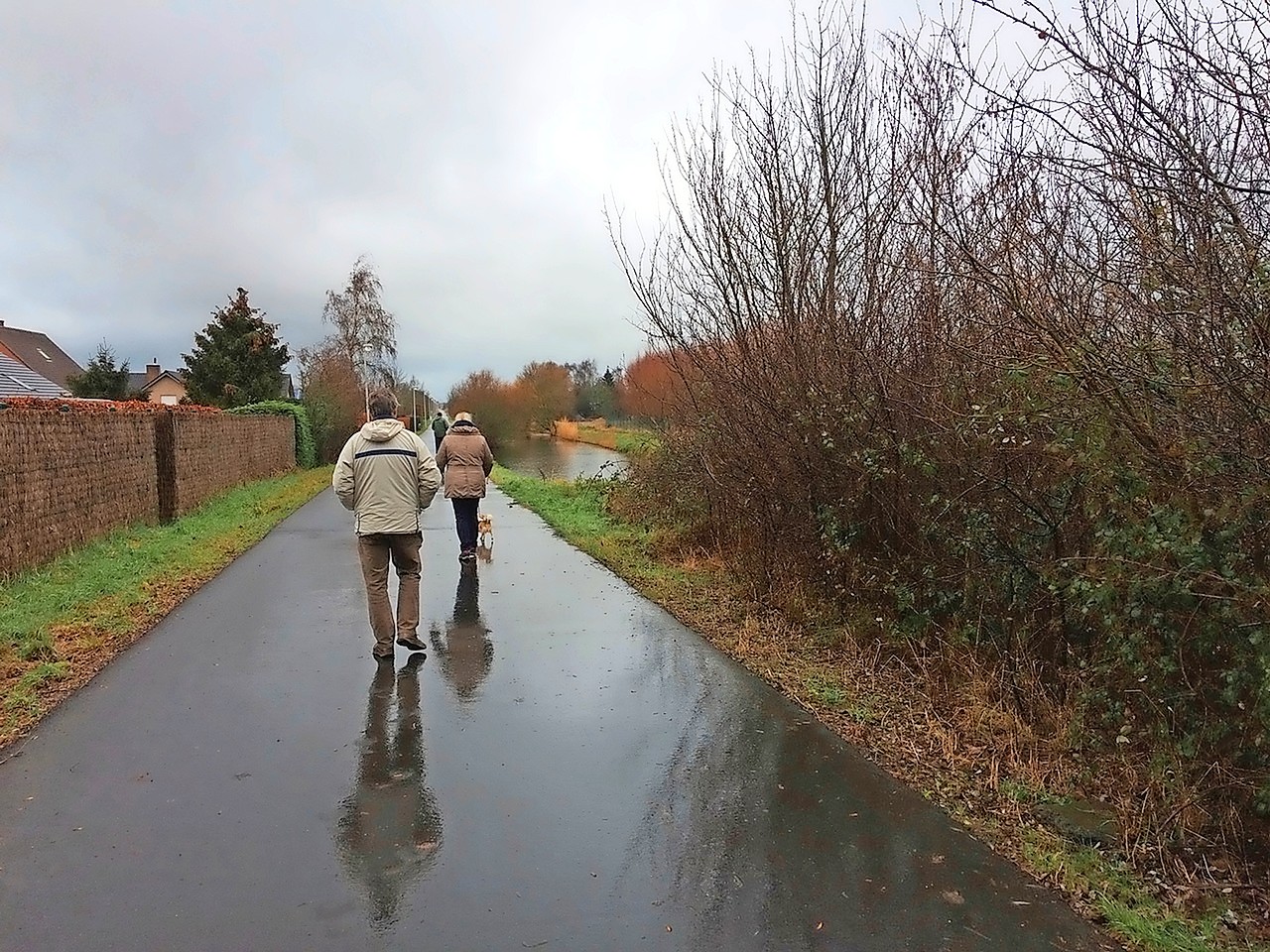 Elke avond maken de deelnemers een korte ‘stiltewandeling’ in de buurt. © André Deschildre