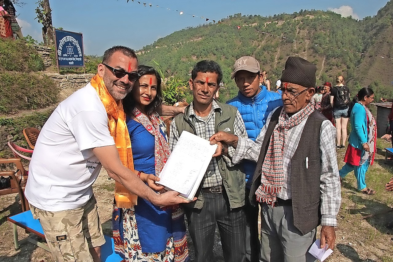 Eddy Decaestecker in Kathmandu, de hoofdstad van Nepal, waar hij tweejaarlijks met leerlingen naartoe trekt. © Ashley Muylaert