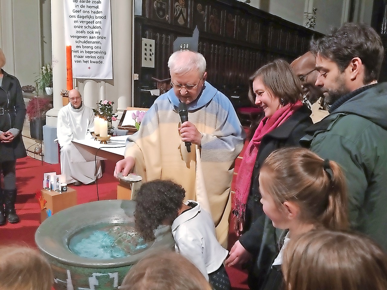 Amila is een van de kinderen die werden gedoopt in de abdijkerk in Steenbrugge. © Peter Mergaert